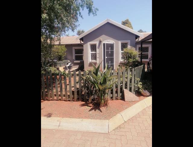 2 BEDROOM TOWNHOUSE FOR SALE IN WELTEVREDEN PARK